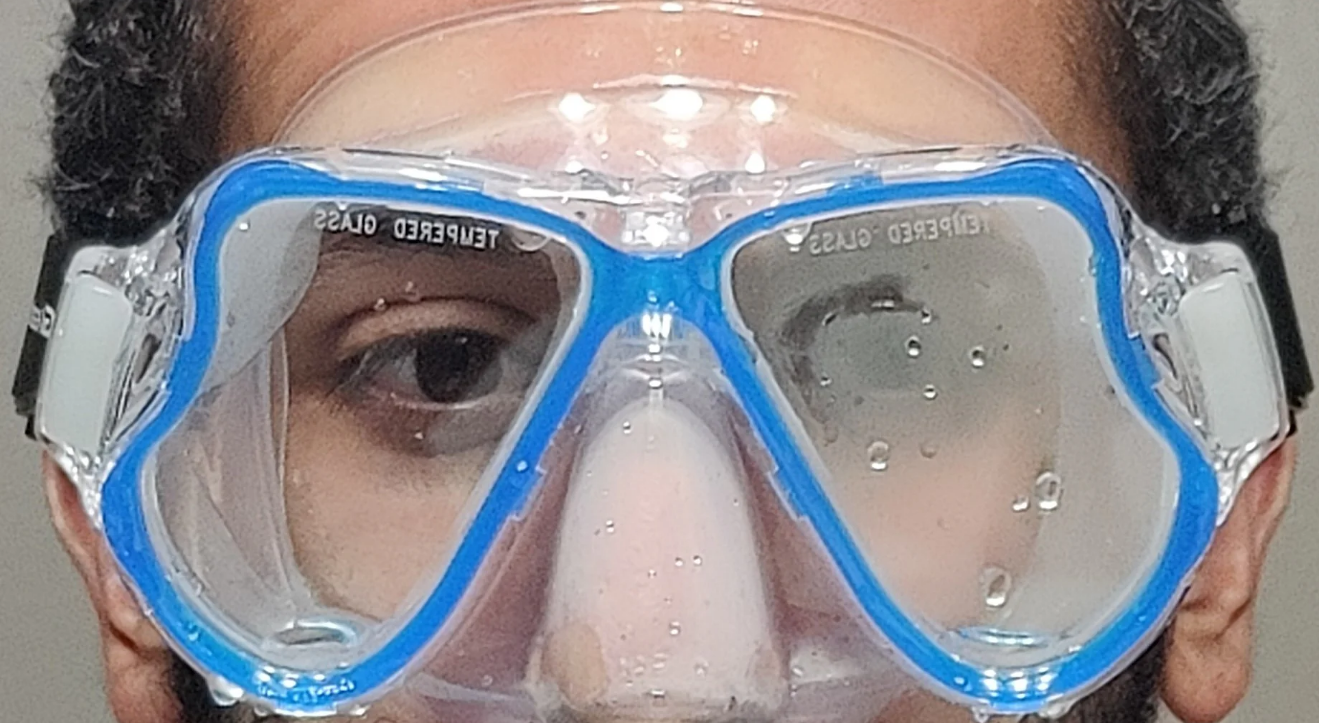 The diving mask fogs up
